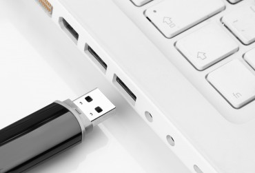 bigstock-Usb-flash-memory-and-laptop-25075283.jpg