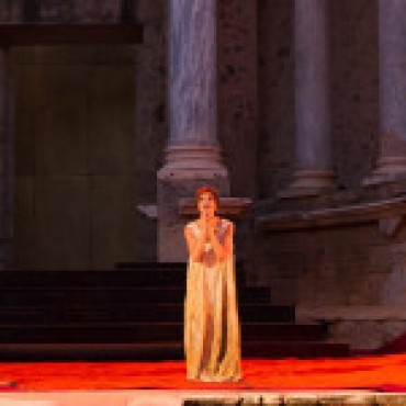 ARENA_ROJA_PARA_ESPECTACULO_EN_TEATRO_MERIDA.jpg