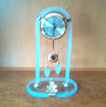 RELOJ_CRISTAL_Y_METAL_DORADO.jpg