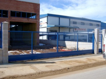 puerta_corredera_mallazo_con_zocalo.jpg