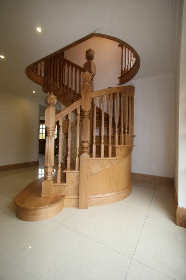 Curved_Oak_Stair_03.JPG